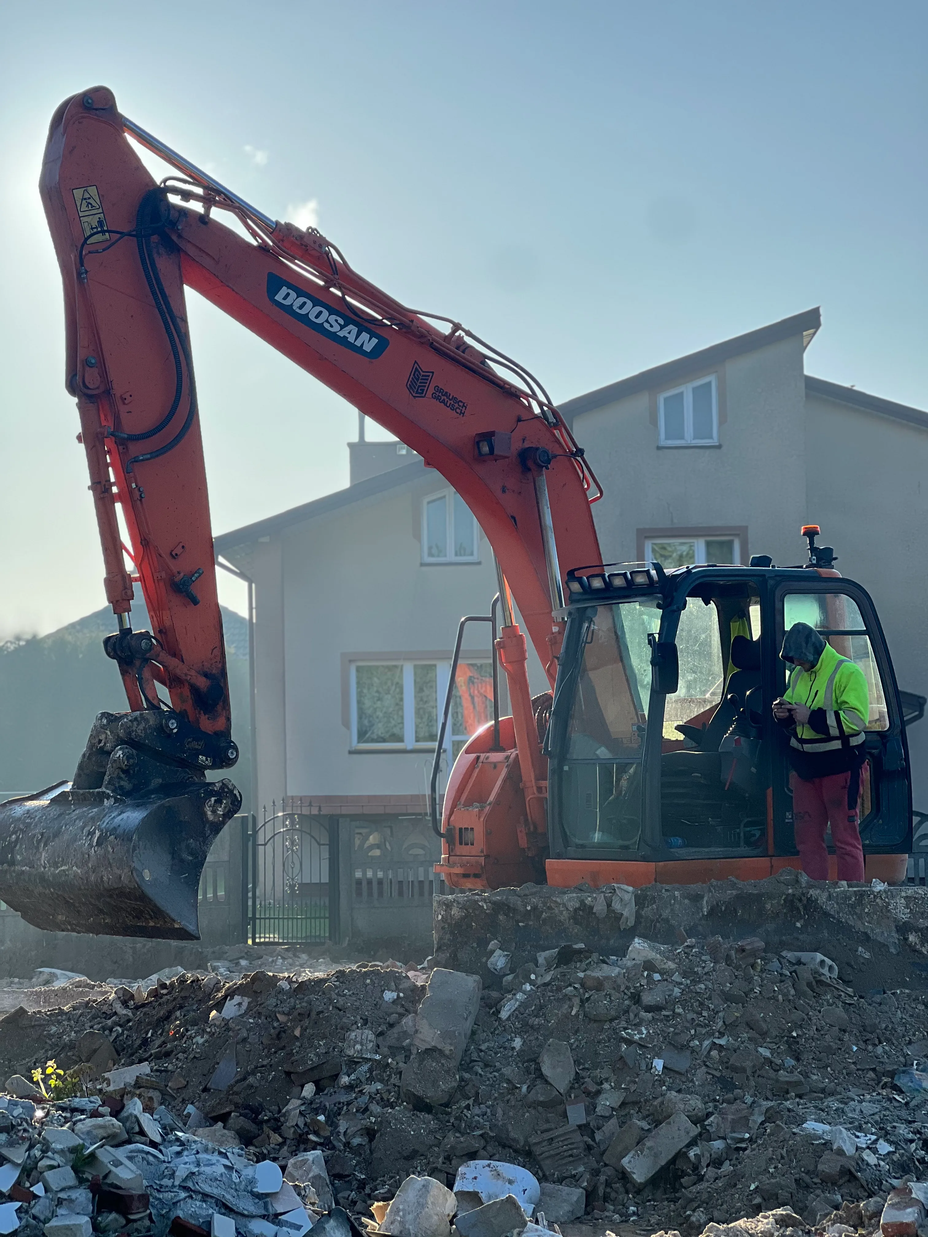 Koparka Doosan — porządkowanie działki