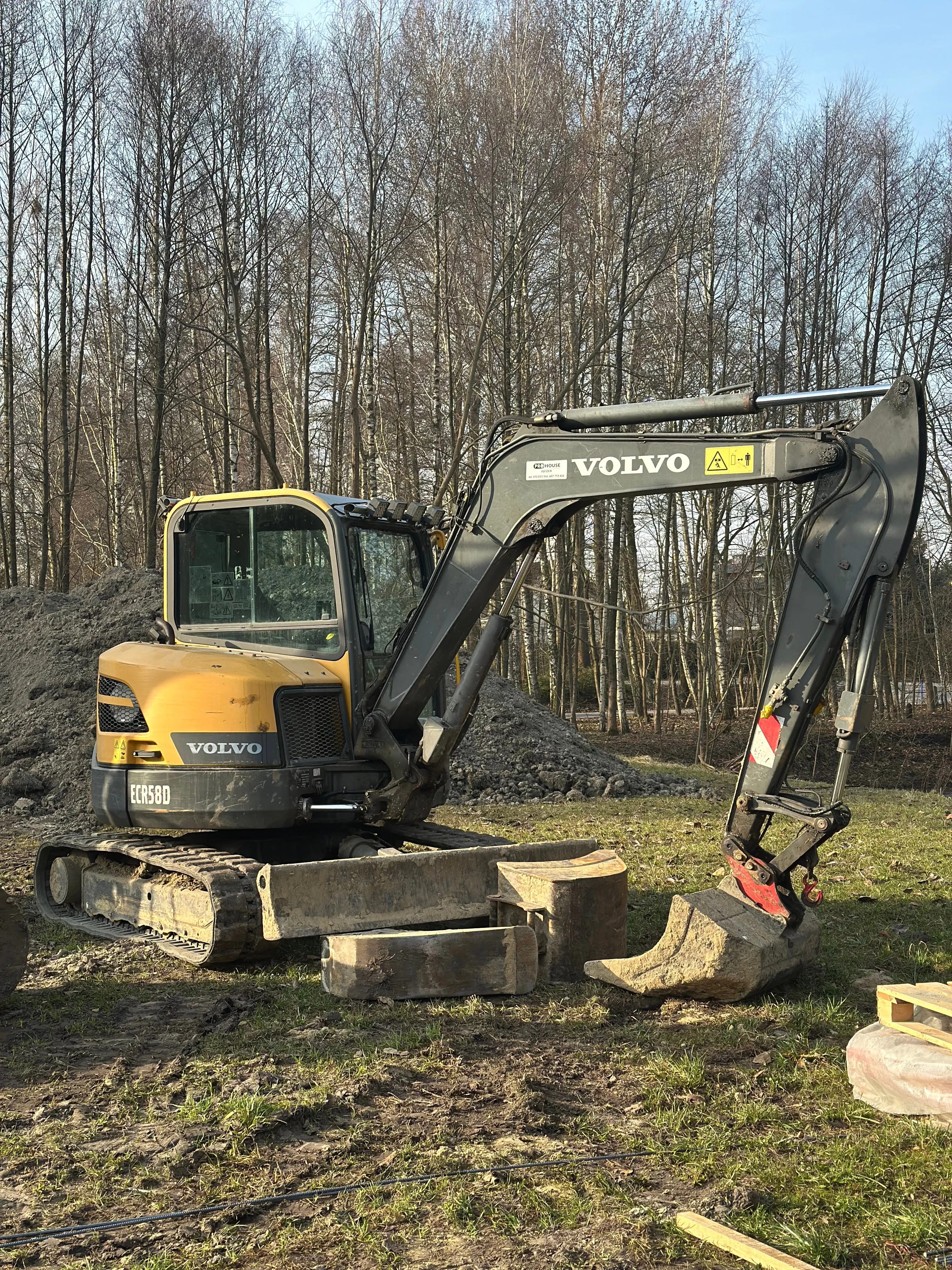 Minikoparka Volvo — prace w terenie