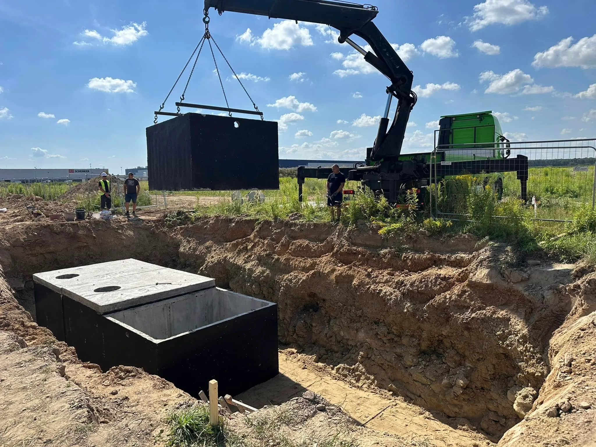 Montaż oczyszczalni dźwigiem